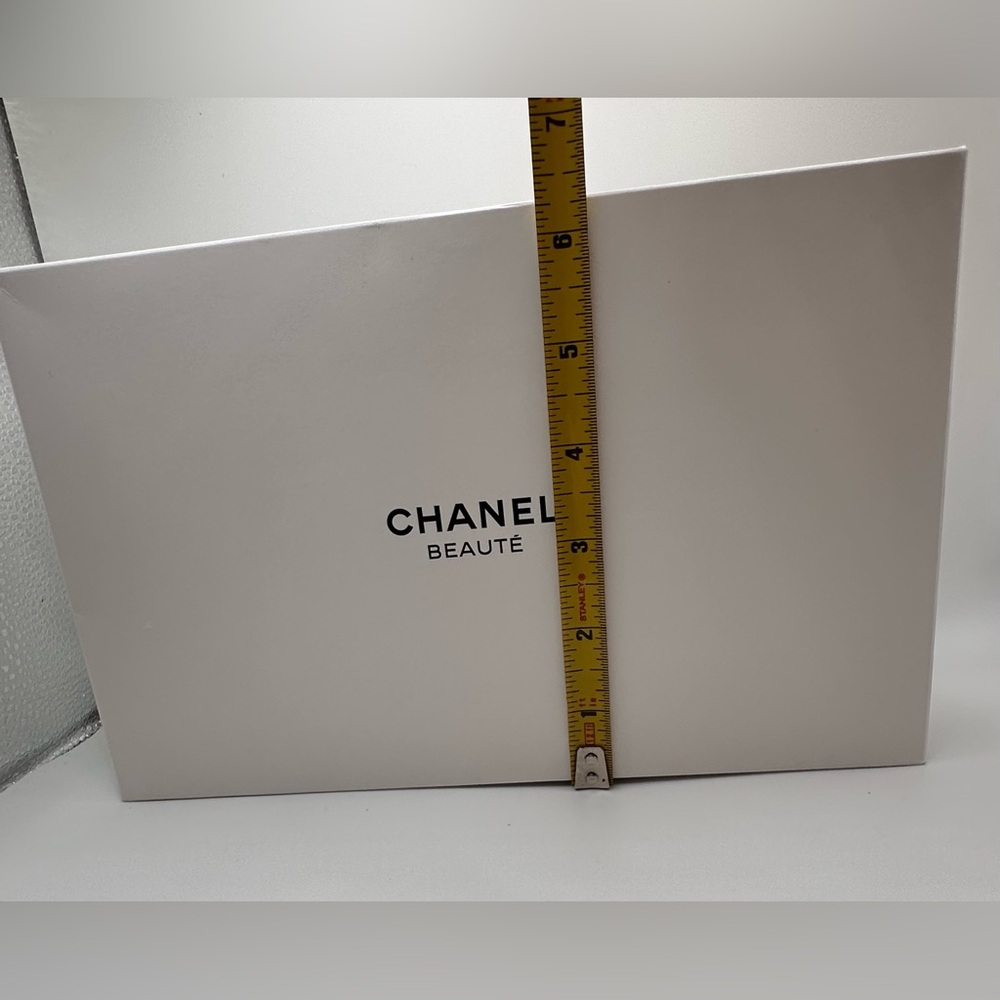 CHANEL GWP White Felt Makeup Pouch - Picture 12 of 12